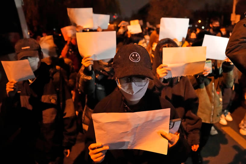 Протестующие держали в руках листы белой бумаги — символ протеста против цензуры в СМИ 
