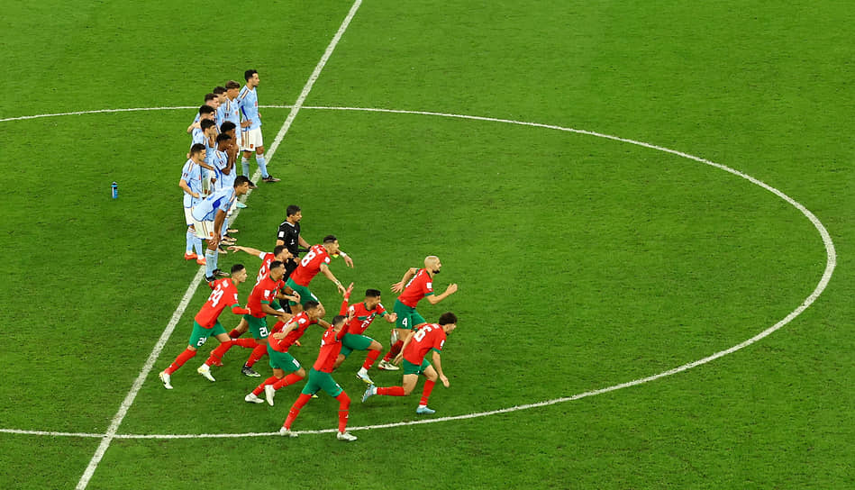 В 1/8 финала чемпионата мира сборная Марокко (в красно-зеленой форме) взяла верх в серии послематчевых пенальти над одним из фаворитов турнира — Испанией