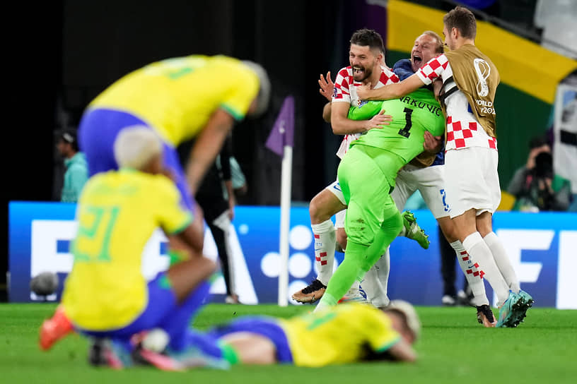 Сборная Бразилии (в желто-синей форме) стала пятым подряд соперником в play-off чемпионата мира, которого хорваты прошли, после того как основное время матча закончилось вничью