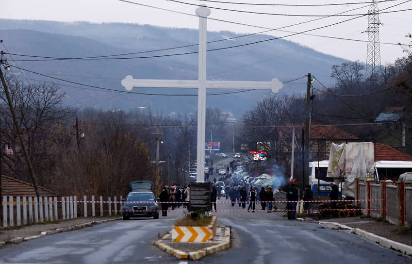 На севере Косово сербы перекрывают дороги и атакуют косовскую полицию и патрули полицейской миссии ЕС