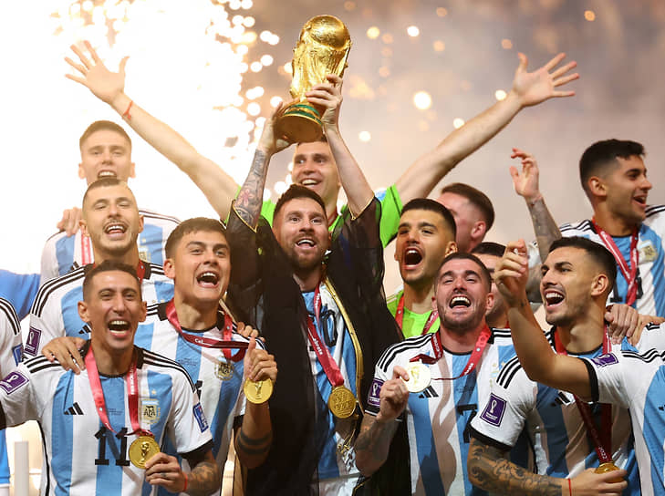 Выступлением на катарском чемпионате мира Лионель Месси (в центре) вернул сборной Аргентины главный футбольный титул, а себе обеспечил не только звание лучшего игрока турнира, но и особенный статус в футбольной истории