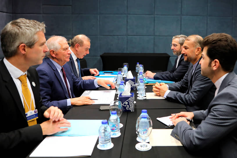 Глава МИД Ирана Хосейн Амир-Абдоллахиан (справа) во время встречи с главой европейской дипломатии Жозепом Боррелем