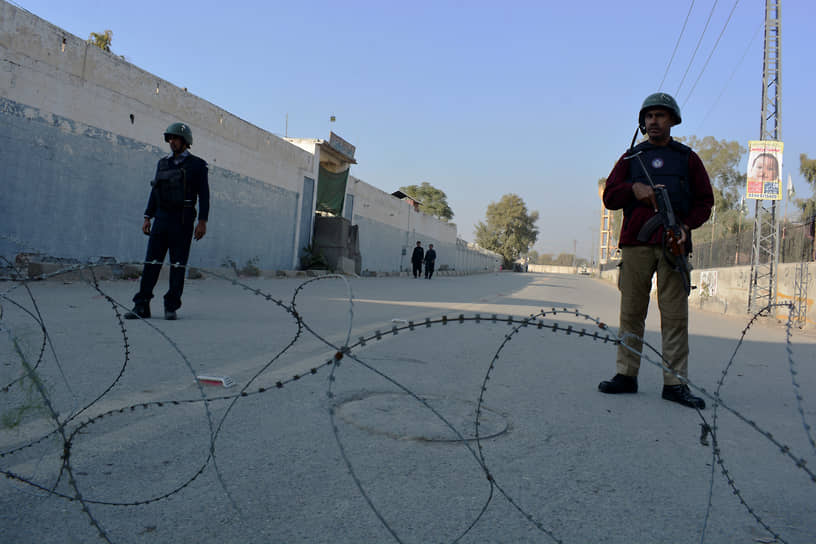 Охрана дороги, которая ведет к контртеррористическому центру в Банну, Пакистан