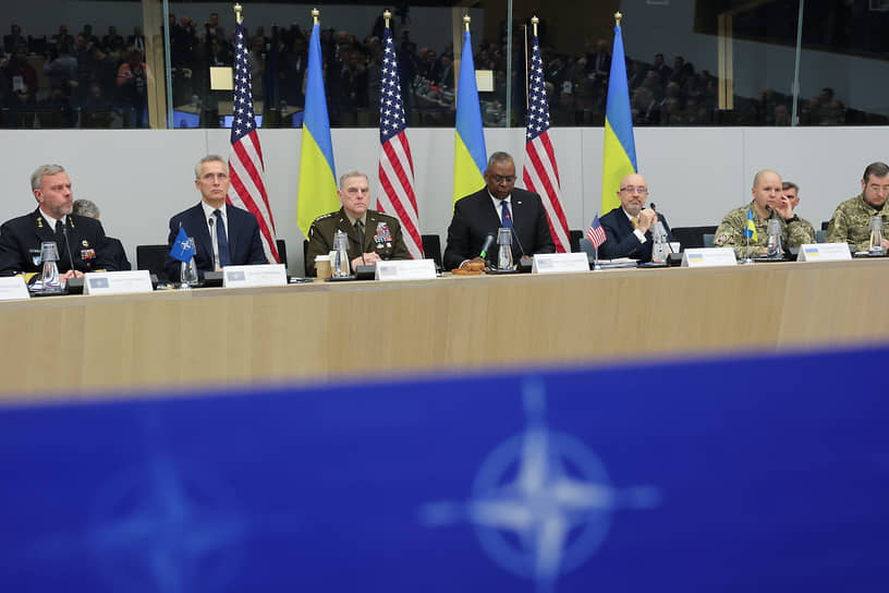 Глава Пентагона Ллойд Остин (в центре) уверен, что сейчас международное сообщество в своей поддержке Украине «едино как никогда»