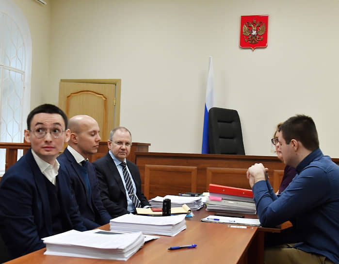 Адвокаты Андрей Гришаев (третий слева) и Максим Дятлов (второй слева) во время заседания суда 