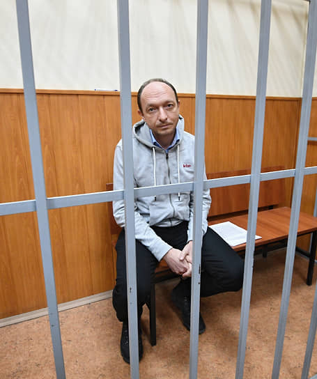 Бывший заместитель начальника Управления таможенных расследований и дознания ФТС Алексей Серебро в Басманном суде