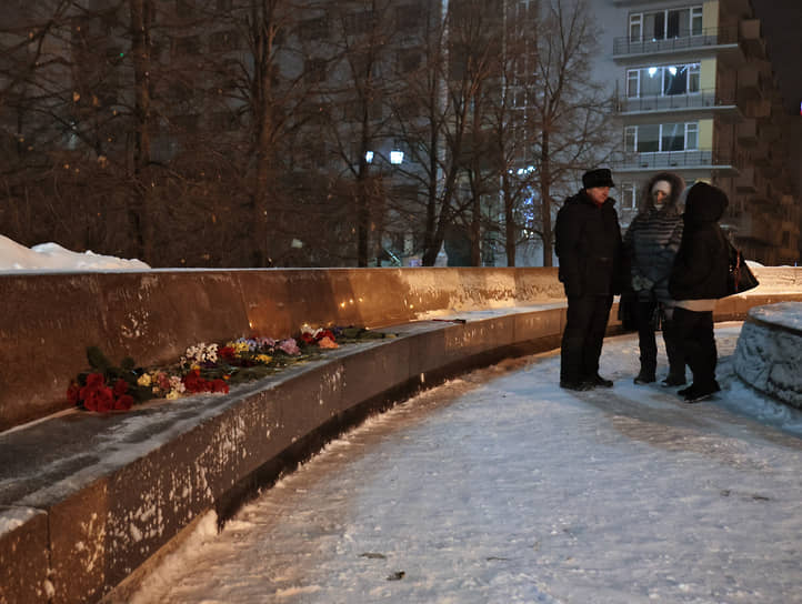 В Екатеринбурге акция памяти прошла у памятника основателям города Василию Татищеву и Вилиму де Геннину
