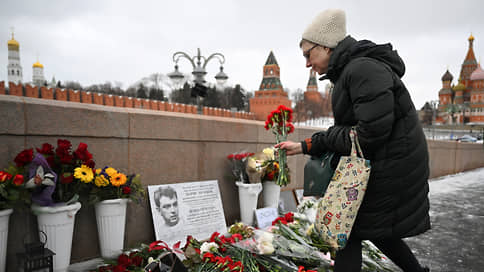 Борису Немцову принесли цветы // Традиционные акции памяти убитого политика прошли в России