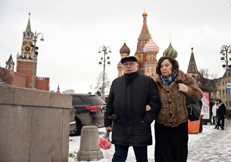 Политик Владимир Лукин (слева) принес цветы на  место гибели Бориса Немцова