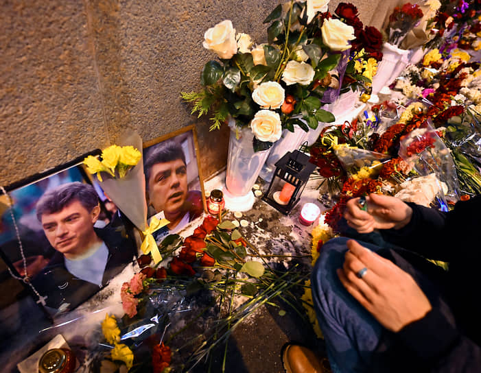 К месту гибели Бориса Немцова цветы несли весь день