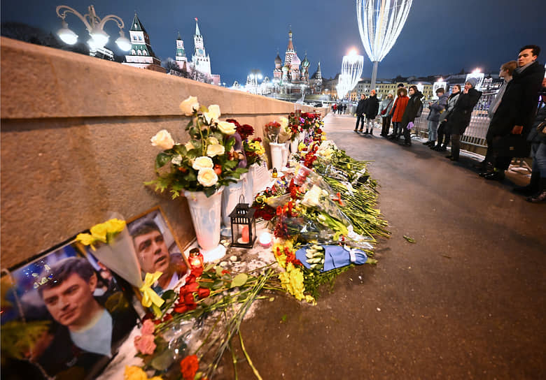 К месту гибели Бориса Немцова цветы несли весь день