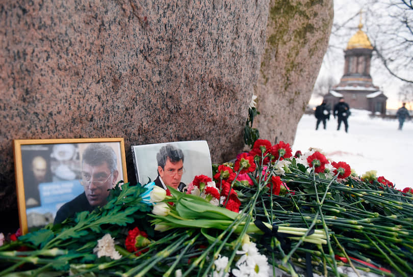 В годовщину смерти Бориса Немцова цветы приносили к Соловецкому камню в Петербурге