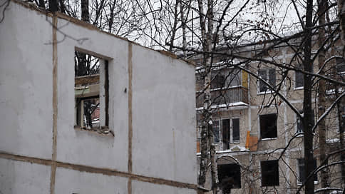 Столичные пятиэтажки ставят под ружье // Москва заказывает охрану в дома переселенцев