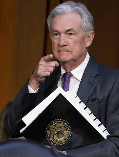 После кризиса с банками однозначно указывать на ближайшую цель своей политики у ФРС уже не получается (на фото — глава регулятора Джером Пауэлл)
