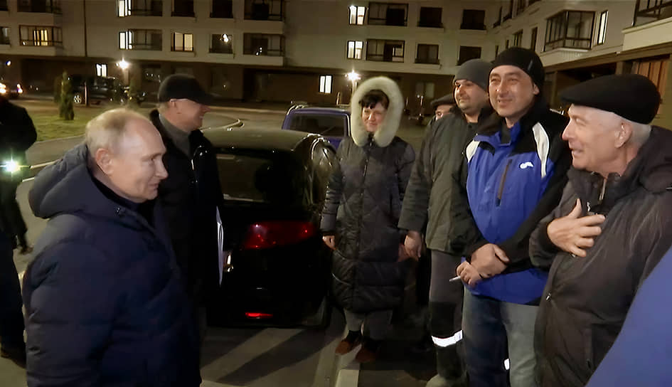 Жители нового микрорайона неожиданно встретили Владимира Путина у себя во дворе