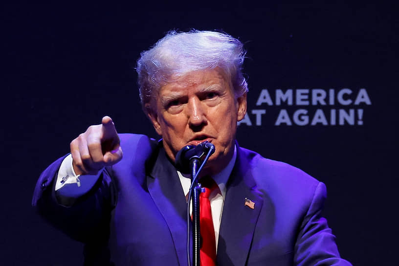 Экс-президент США Дональд Трамп встретился со своими сторонниками в городе Давенпорте (штат Айова)