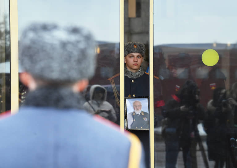 Фанат военной истории Владимир Чуров был бы рад посмертному соседству с военными: он очень гордился, что на последнем месте работы у него появился собственный мундир
