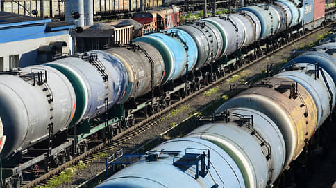 Восток — дело долгое // Нефтяники хотят быстрее везти грузы по железной дороге
