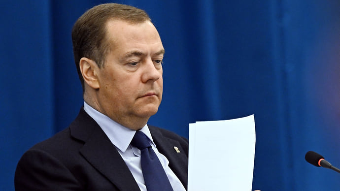 «Единая Россия» взялась за мироустройство