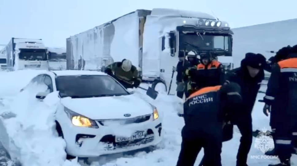 Спасатели откапывают автомобили, попавшие в снежный затор на трассе М4