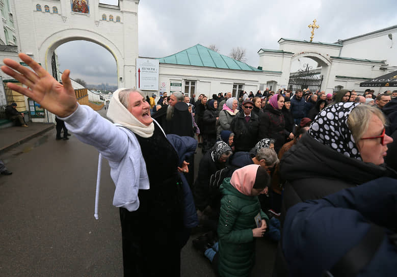 Последователи Украинской православной церкви перекрыли доступ в Киево-Печерскую лавру, пытаясь не допустить туда комиссию министерства культуры Украины