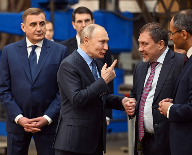 Владимир Путин радуется всему российскому, и в том числе губернатору Тульской области Алексею Дюмину (слева) и гендиректору группы ПТК Александру Силкину (справа)
