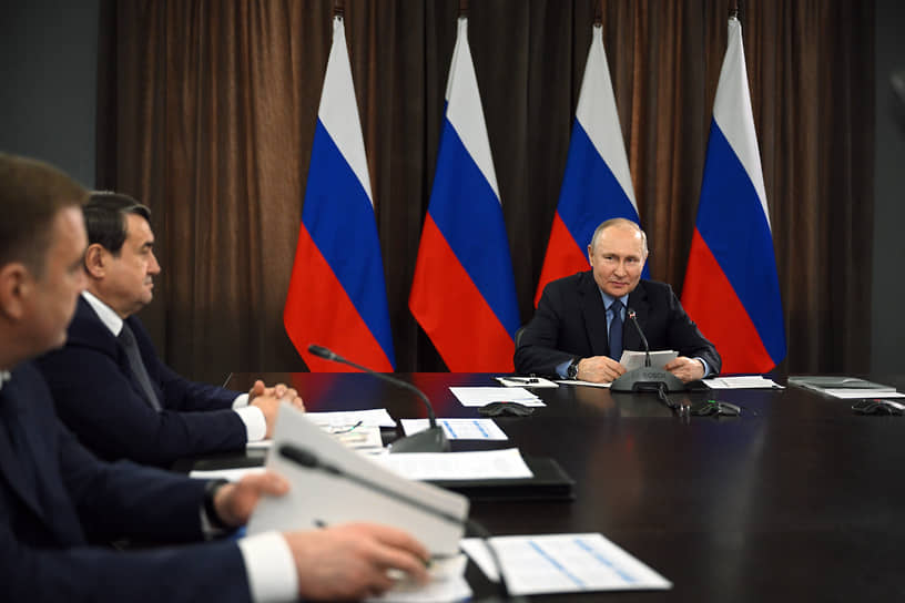 Владимир Путин (справа) и помощник президента России Игорь Левитин (второй слева)