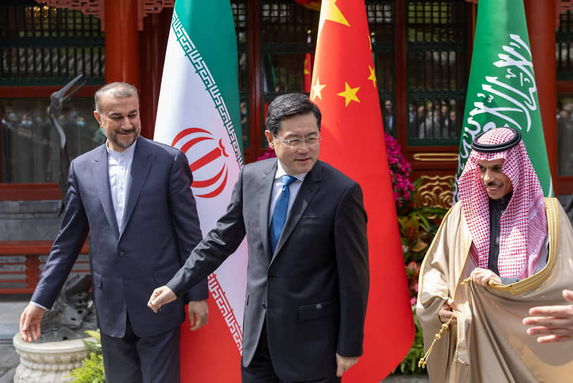 Главы МИДов Ирана и Саудовской Аравии Фейсал бен Фархан (слева) и Хосейн Амир-Абдоллахиан (справа) остались благодарны своему китайскому коллеге Цинь Гану (в центре) за его посреднические усилия
