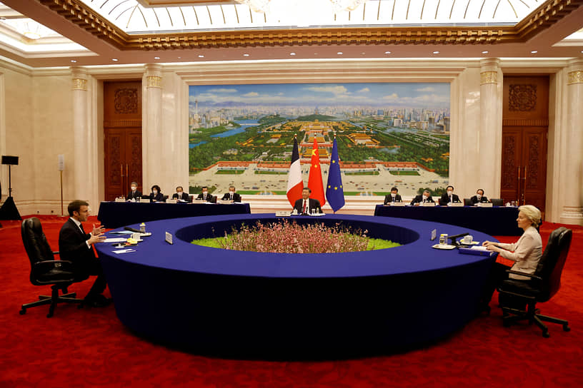 Председатель КНР Си Цзиньпин (в центре), президент Франции Эмманюэль Макрон и глава Еврокомиссии Урсула фон дер Ляйен на переговорах в Пекине