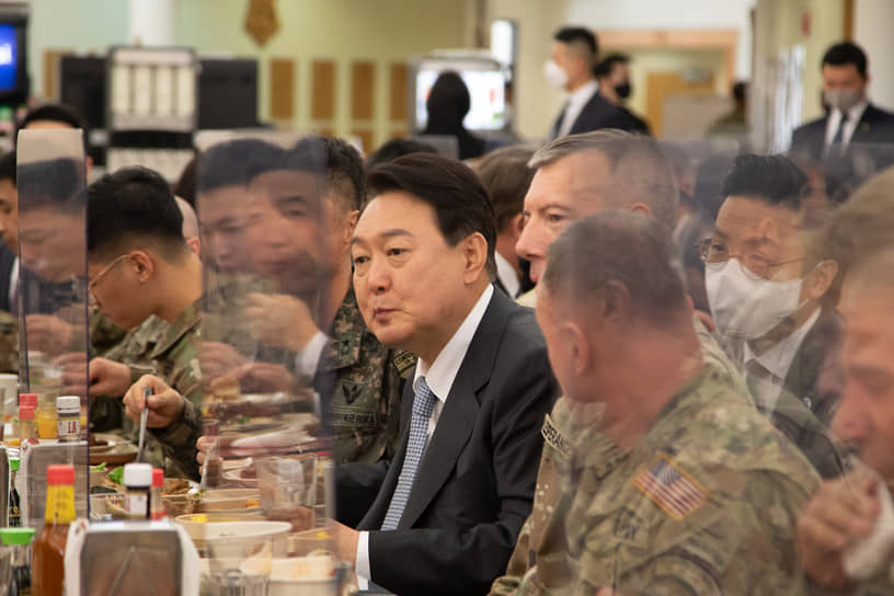 Южнокорейский президент Юн Сок Ёль на обеде с американскими военными, апрель 2022 года