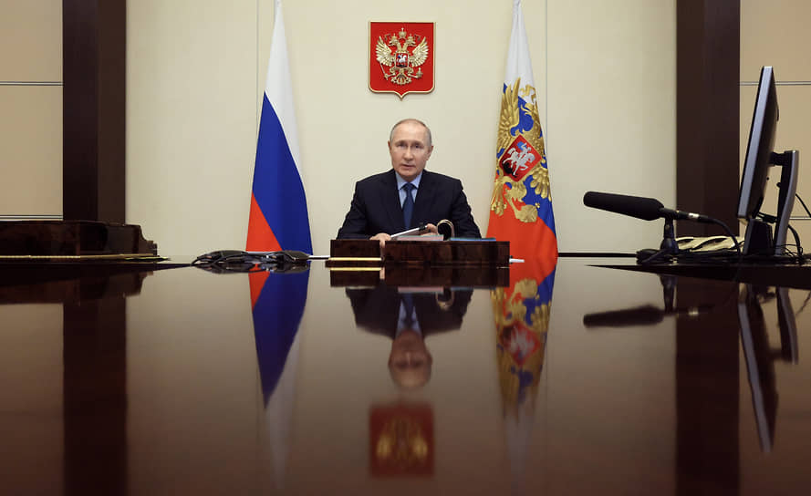 Президент России Владимир Путин во время совещания по экономическим вопросам
