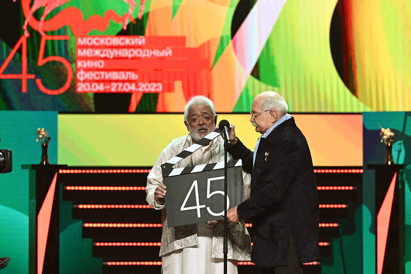 Президент ММКФ Никита Михалков (справа) и председатель жюри основного конкурса индийский режиссер Рахуль Равель общими усилиями открыли 45-й ММКФ