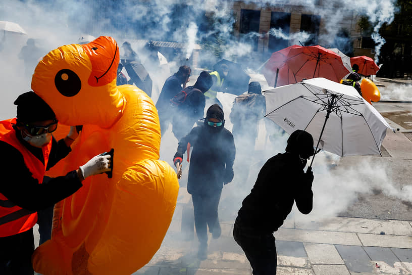 Акция протеста против пенсионной реформы в Нанте: демонстранты пытались защититься от слезоточивого газа с помощью зонтиков и надувных игрушек