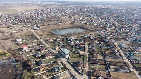 Арендаторы закрывают дачный сезон // Предложение дорогого загородного жилья превысило спрос