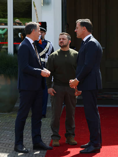 Президент Украины Владимир Зеленский (в центре) в четверг вновь призвал союзников — на этот раз в лице премьер-министров Нидерландов и Бельгии Марка Рютте и Александра де Кроо — предоставить Украине как можно больше вооружений