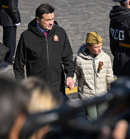 Губернатор Подмосковья Андрей Воробьев пришел на Красную площадь с сыном. А Геннадий Зюганов (за кадром) без внука.