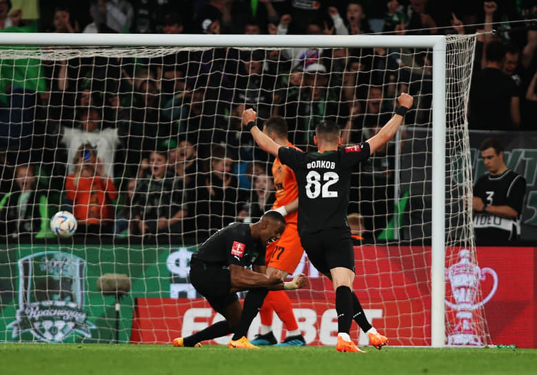 Победив «Урал», «Краснодар» (в центре — Кайо) во второй раз в своей истории вышел в финал Кубка России