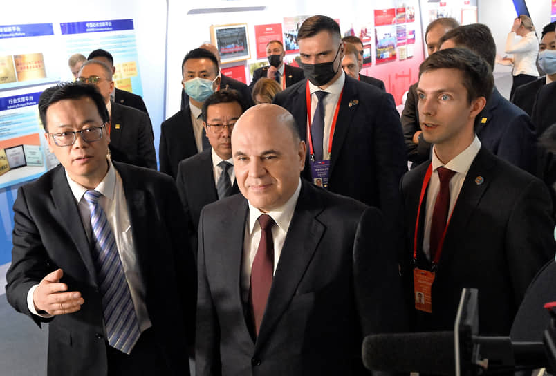 Председатель правительства России Михаил Мишустин (в центре) во время посещения Шанхайского научно-исследовательского института нефтехимии