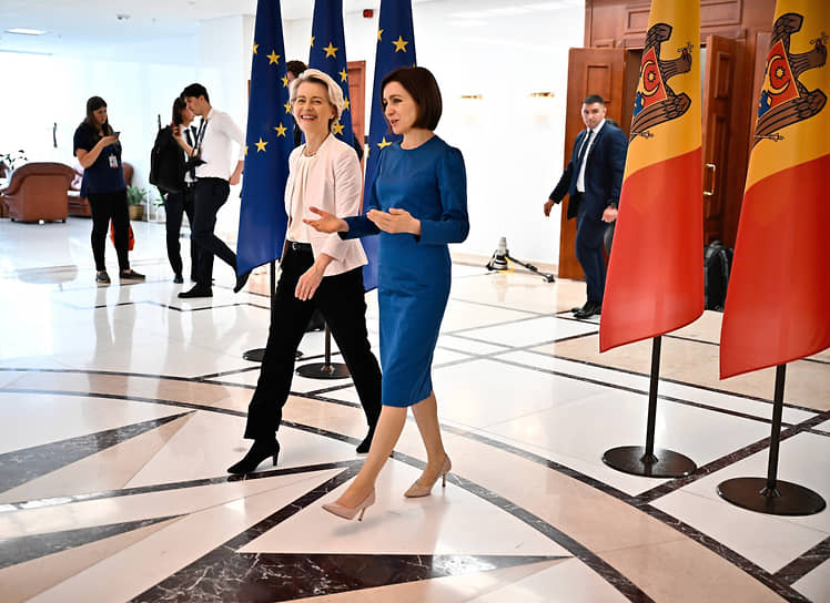 В Кишиневе считают, что сам факт проведения саммита Европейского политического сообщества в Молдавии — уже сигнал о поддержке Брюсселем стремления республики в Евросоюз (на фото: глава Еврокомиссии Урсула фон дер Ляйен и президент Молдавии Майя Санду)