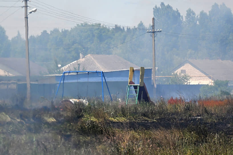Дым над селом Новая Таволжанка после попадания снарядов