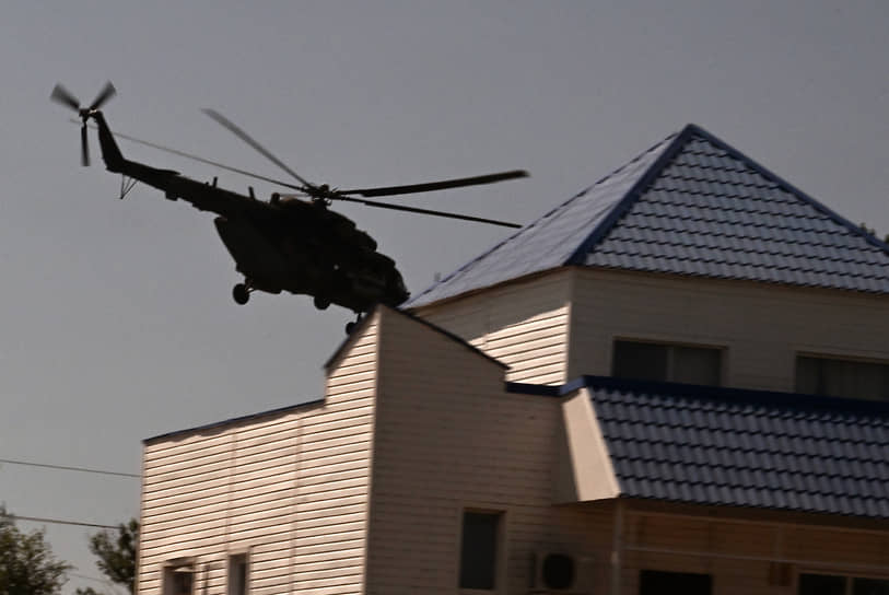 Военный вертолет над жилым домом в Новой Таволжанке