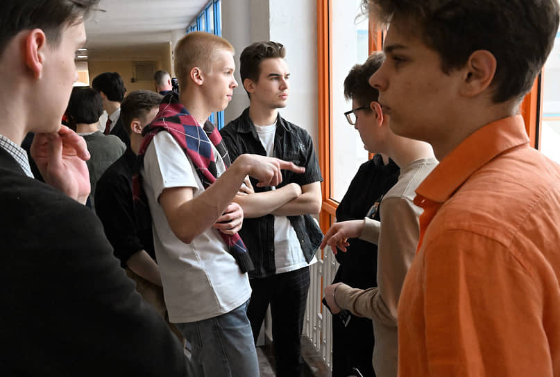 Выпускники перед началом ЕГЭ по математике в одной из российских школ