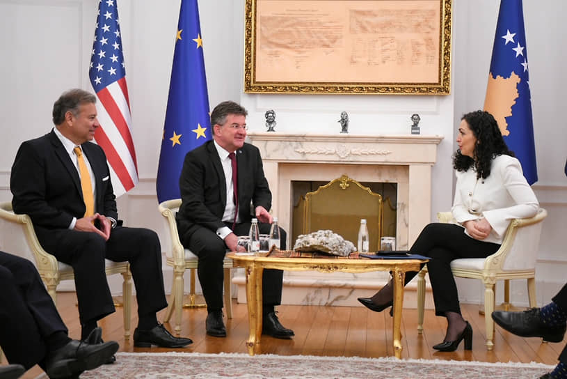 Слева направо: спецпредставитель США на Западных Балканах, заместитель помощника госсекретаря Габриэль Эскобар, спецпредставитель ЕС Мирослав Лайчак, президент Косово Вьоса Османи