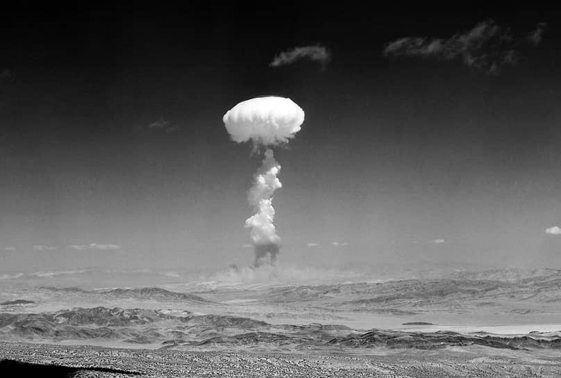 Ядерный гриб во время атомных испытаний над Юкка-Флэт, штат Невада, США. 1952 год 