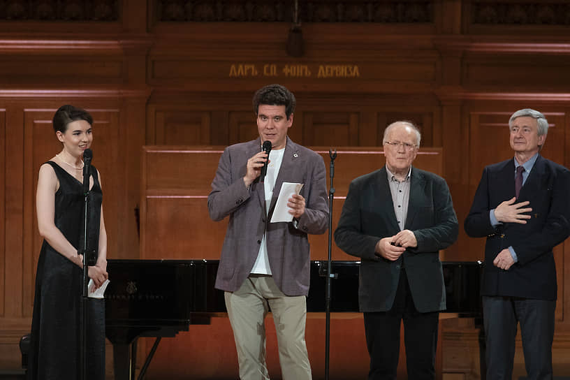 Жюри пианистов во главе с Денисом Мацуевым (в центре) решило увеличить количество финалистов против положенного