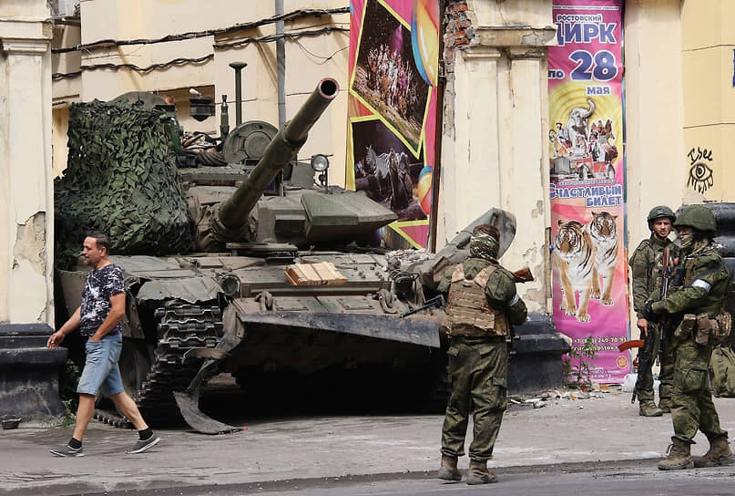 Застрявший в воротах ростовского цирка танк вагнеровцев стал одним из главных символов июньского мятежа