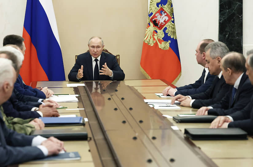 Сразу после обращения к народу России Владимир Путин обратился к силовикам, а также к главе своей администрации Антону Вайно (первый справа)