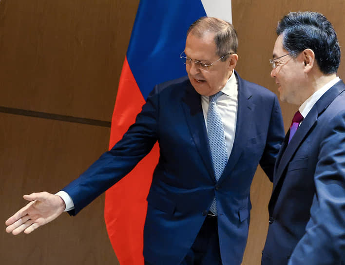 Главы МИД России и Китая Сергей Лавров (слева) и Цинь Ган 