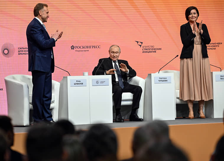 После слов Светланы Чупшевой (справа) про поддержку президента в истории с мятежом встал не только Игорь Шувалов (слева), но и многие в зале