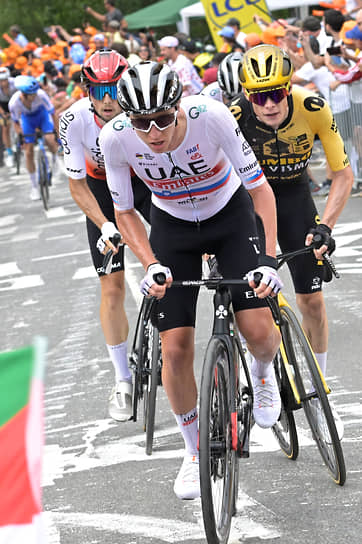 Победитель Tour De France 2020 и 2021 годов Тадей Погачар (на переднем плане) и опередивший его в 2022 году Йонас Вингегор (справа) вновь являются главными претендентами на первое место в общем зачете престижной многодневной велогонки